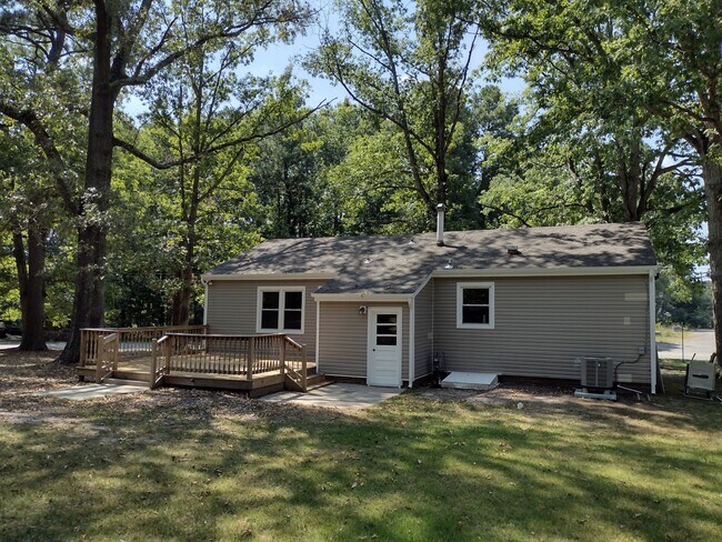 Building Photo - 2525 Deerfield Dr