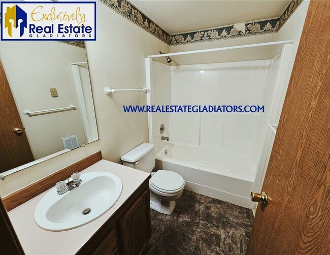 Building Photo - 4 Bed 2.5 Pet Friendly Home in Wilderness Rim