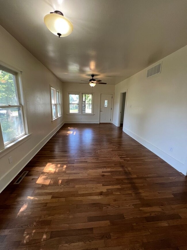 Building Photo - Remodeled Like New 2 Bedroom 1 Bath