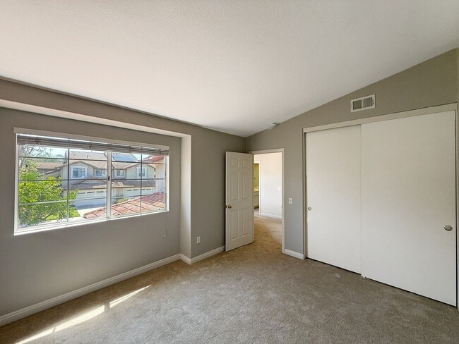 Building Photo - Beautiful 3B/2.5BA Home in Sorrento Valley...