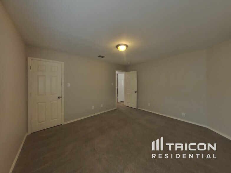 Building Photo - 10411 Trotters Bay
