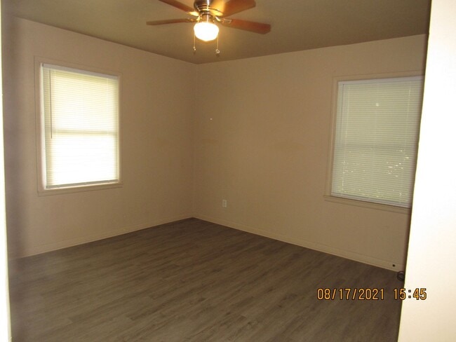 Building Photo - Great Home located close to shopping, rest...