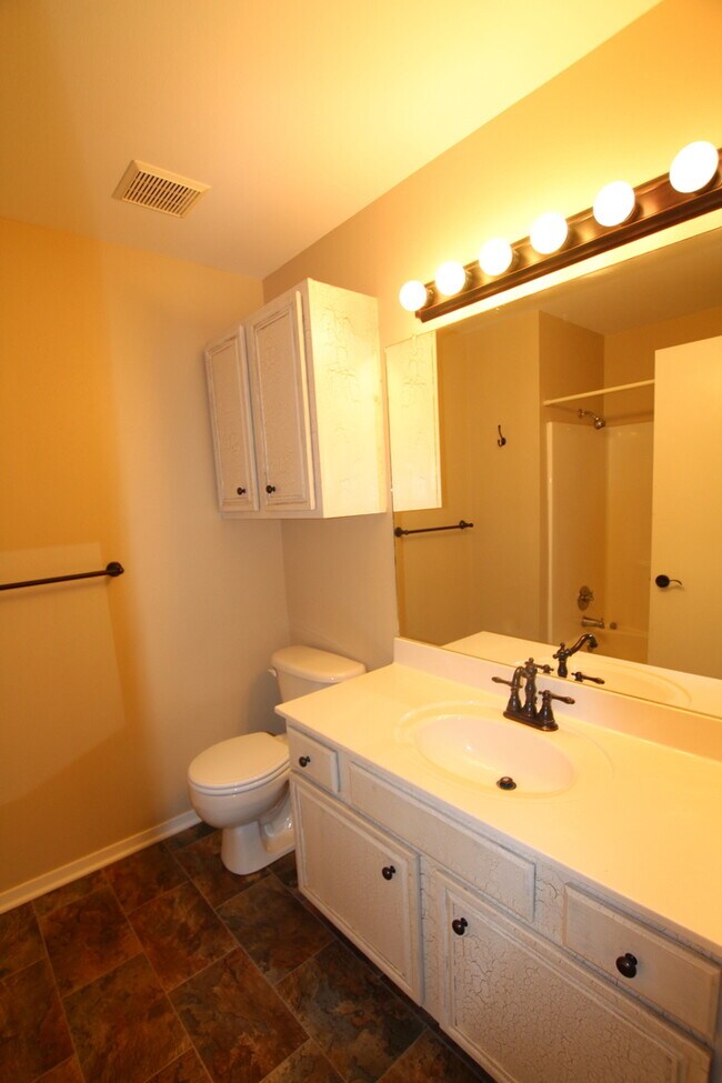 Building Photo - Spacious 3 Bedroom in Whitehouse!
