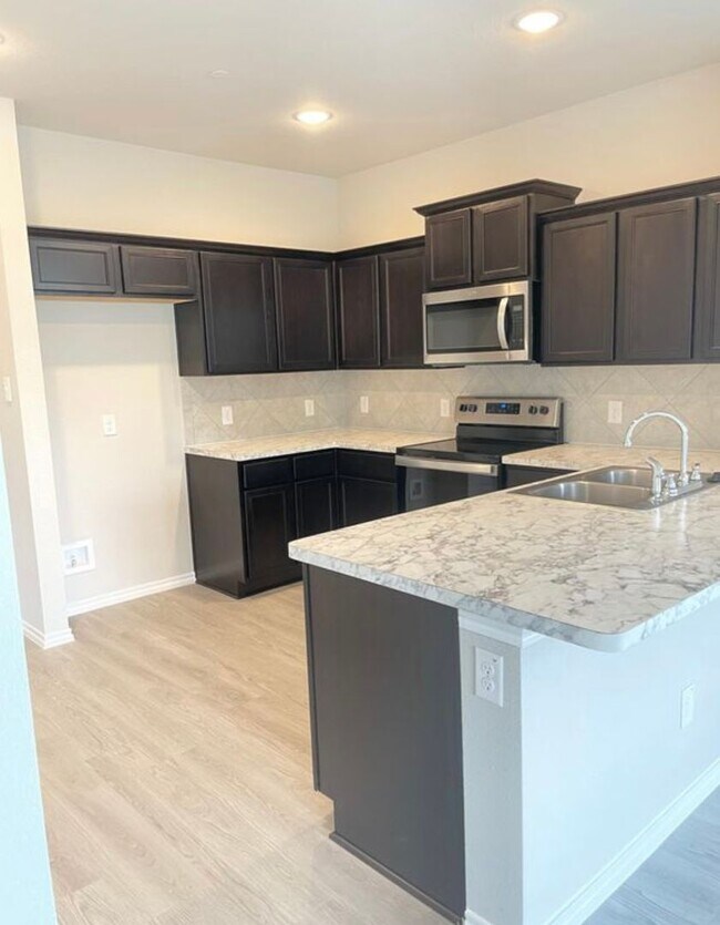 Building Photo - 3537 Brentwood Dr
