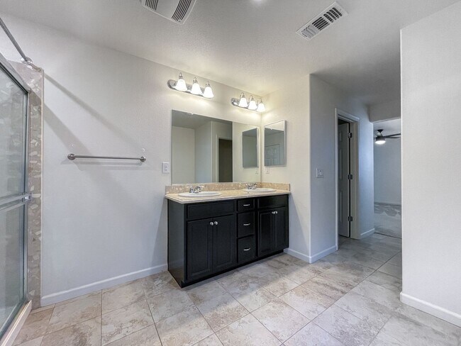 Building Photo - 4 Bedroom house in Natomas Available for R...
