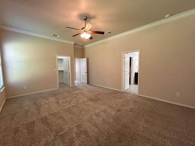 Building Photo - 4 bedroom 3 bathroom