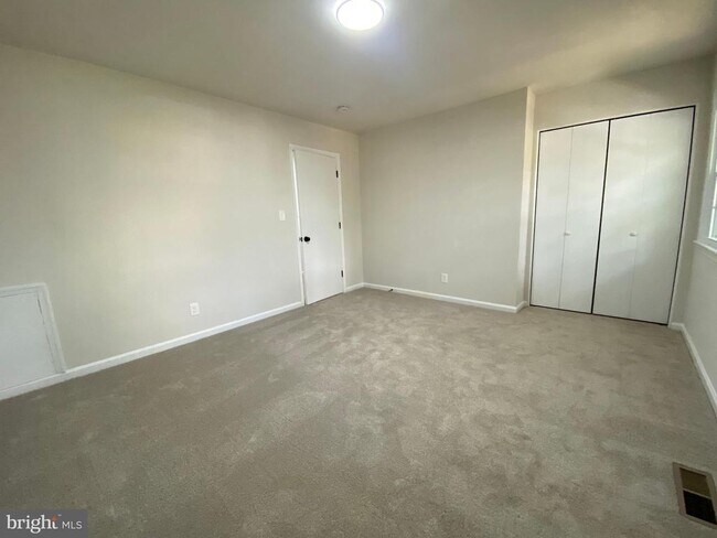 Building Photo - 9 Farrell Ln