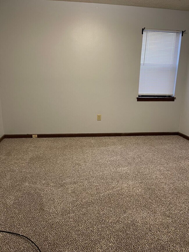 Building Photo - 2 bedroom, 1 bath duplex is located on a cul-de-sac near Cedar Shoals High School