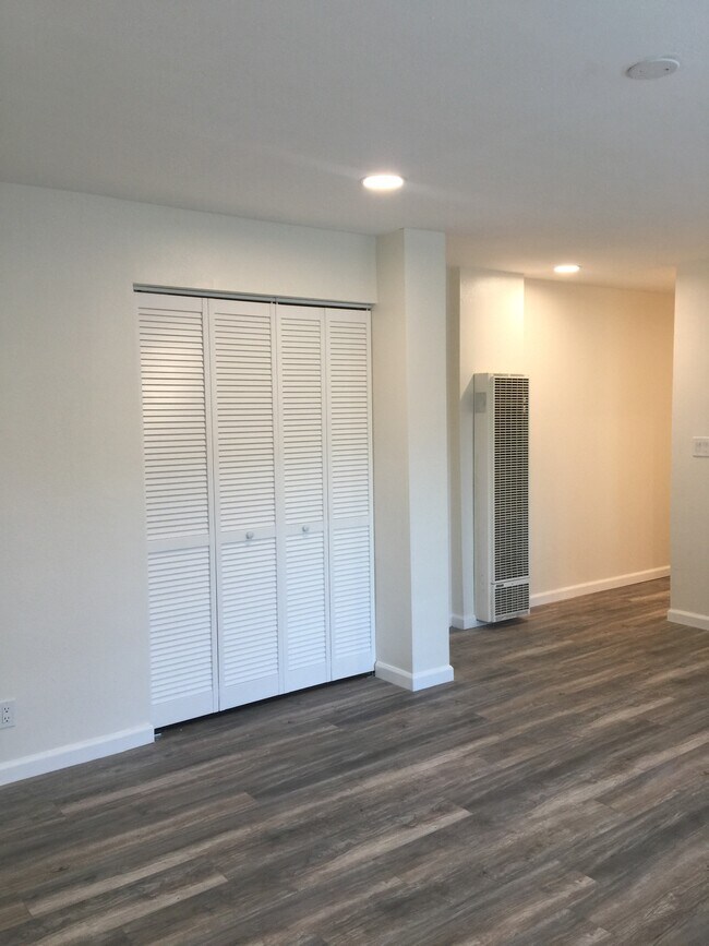 Building Photo - 516 W Century Blvd