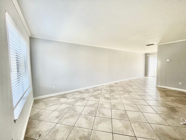 Building Photo - Charming 2 Bedroom 1.5 Bathroom Townhome w...