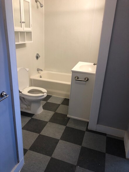 Building Photo - 12 Arch St