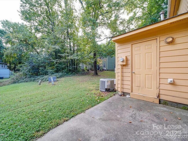 Building Photo - 4044 Briarhill Dr