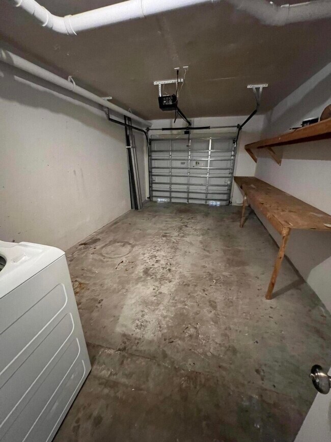 Building Photo - 1100 Crestwood Ct S
