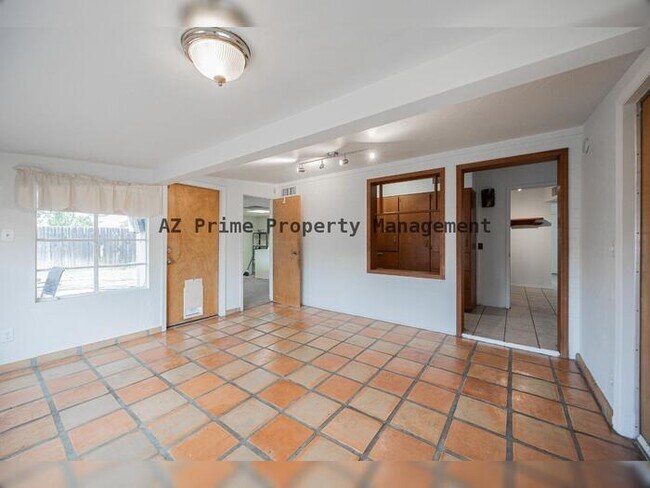 Building Photo - 9430 N 11th Pl