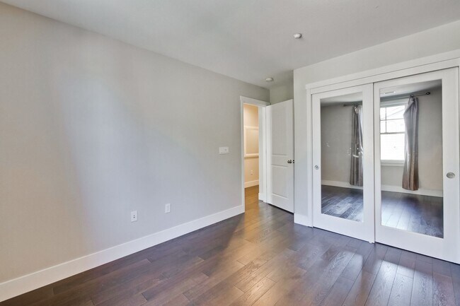Building Photo - Gorgeous Morgan Park Refreshed for Immediate Move-In! Must see!