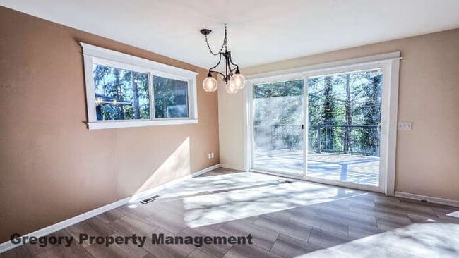 Building Photo - Spacious 5-Bedroom Kirkland Home – Daylight Basement, RV Parking, Quiet Private Drive & Top Schools!