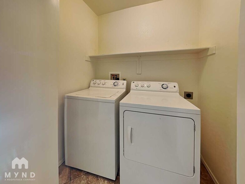 Building Photo - 1679 W Camino Acierto