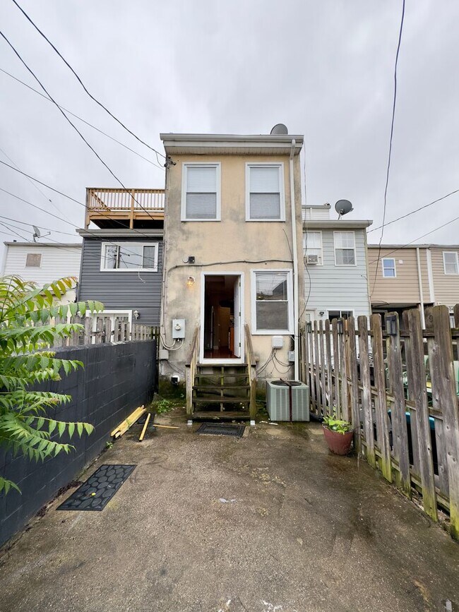 Building Photo - Charming 3-Bedroom Townhome with Modern Am...