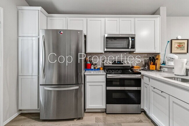 Building Photo - 2425 Ayers Dr