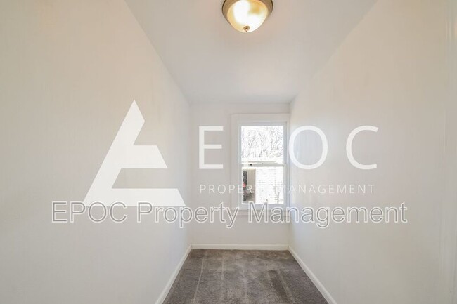 Building Photo - 706 Van Buren St