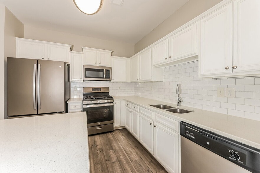Building Photo - 1070 Sutherland Dr