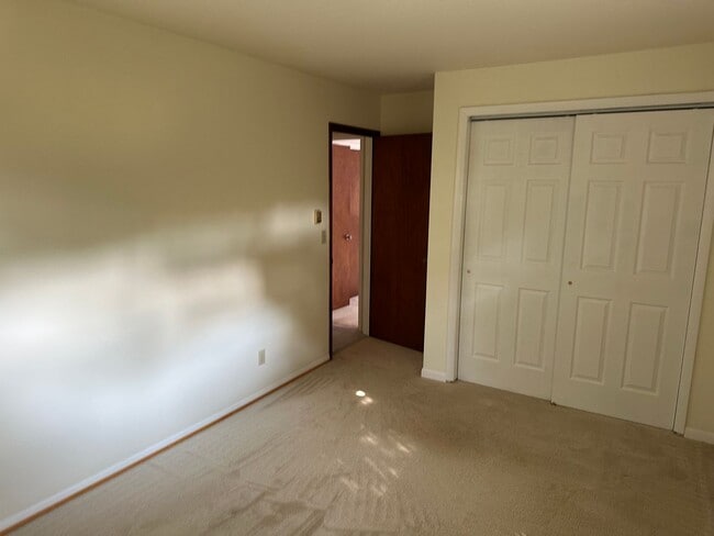 Building Photo - 4 Bedroom, 2 Bathroom House