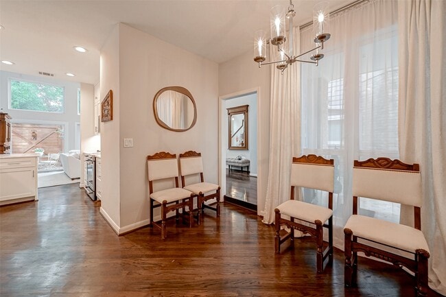 Building Photo - 1547 Cortlandt St