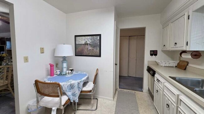 Building Photo - 701 Poinsettia Rd