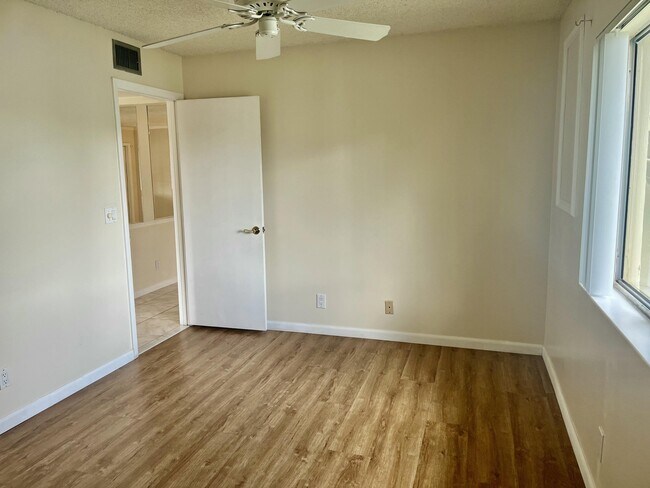 Building Photo - 536 Shady Pine Way