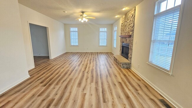 Building Photo - Bright & Spacious Home in Fredericksburg!
