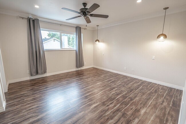 Building Photo - Amazing 6 Bedroom Home for Rent in Canyon Country!