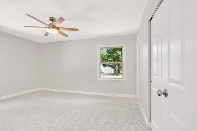 Building Photo - 1101 E Pin Oak Dr