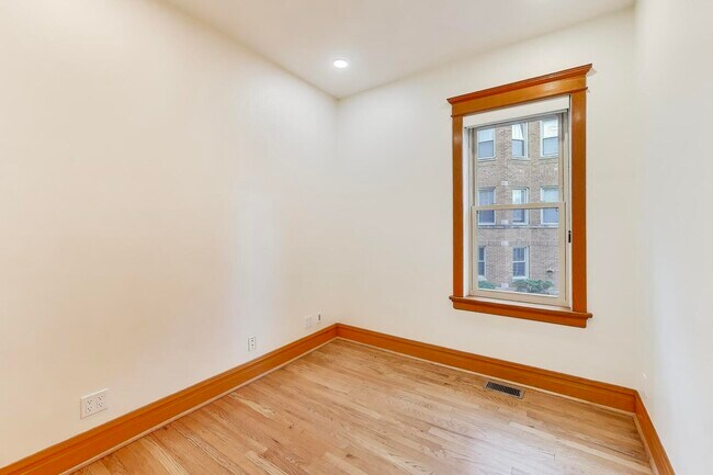 Building Photo - 2241 W Eastwood Ave