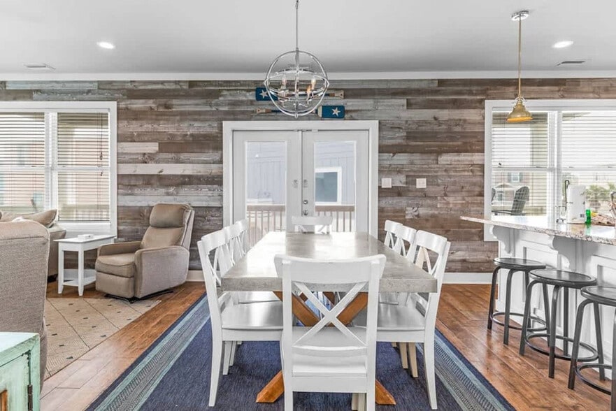 Building Photo - 6052 Sawgrass Cir