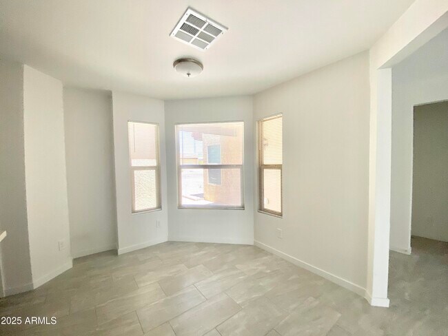 Building Photo - 2529 E Villa Theresa Dr