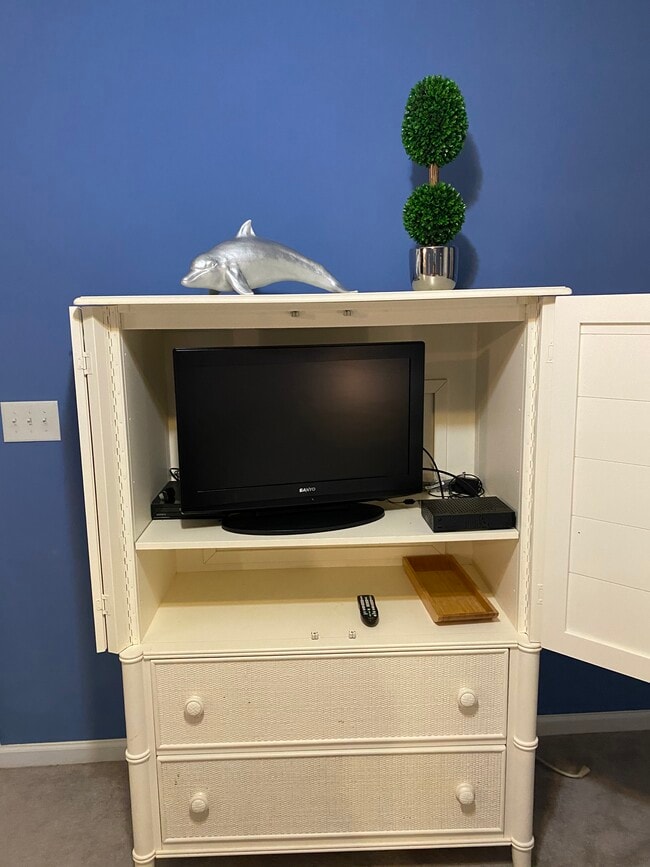 Building Photo - 601 Hillside Dr N