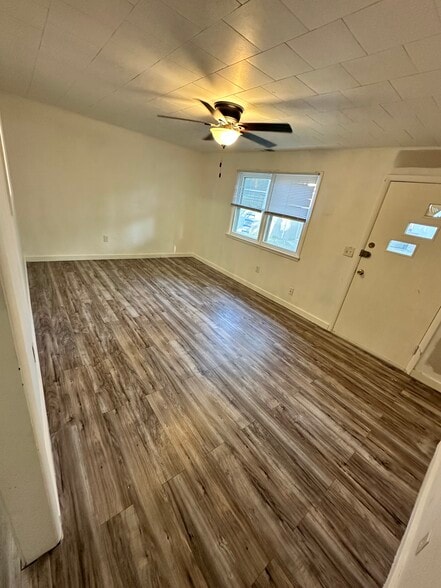 Living room - 518 1/2 W Walnut St