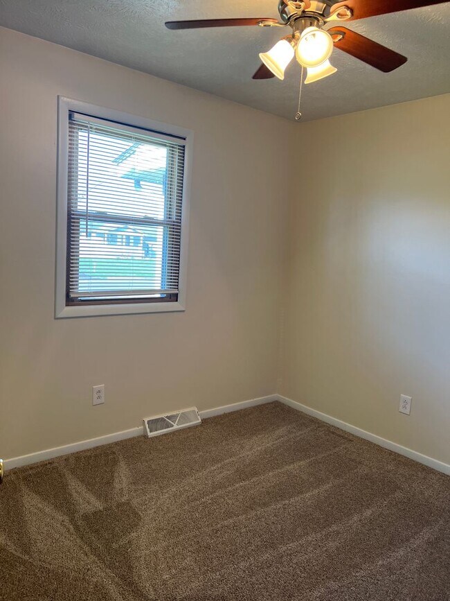 Building Photo - 3679 Oakview Dr
