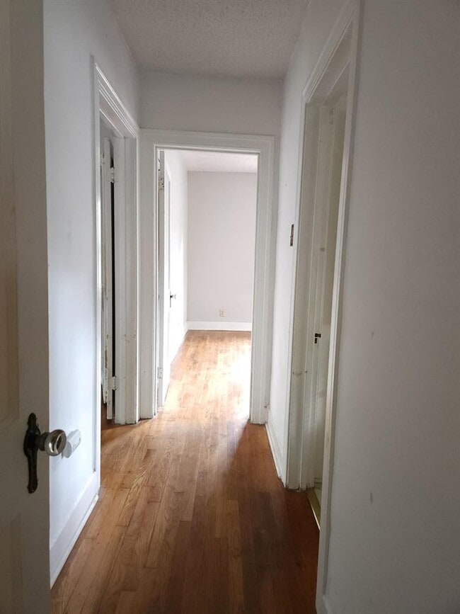 Building Photo - 910 E 13th St