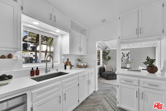 Building Photo - 560 Croft Ave