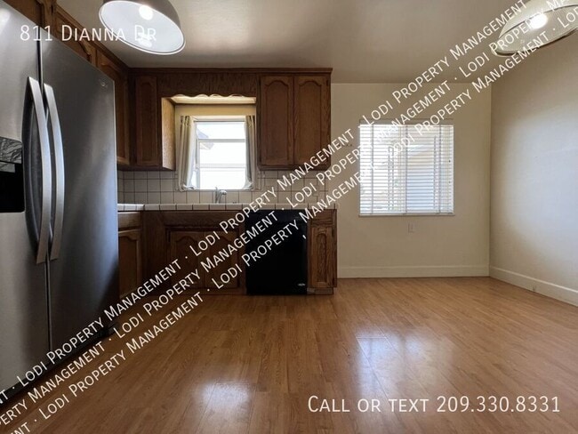 Building Photo - 811 Dianna Dr