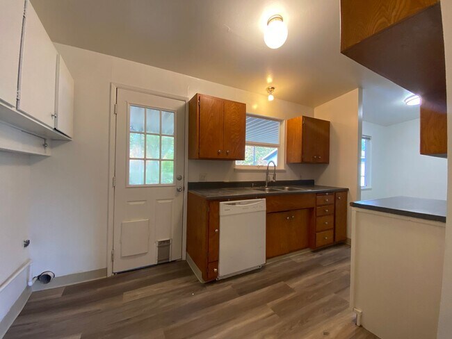 Building Photo - Des Moines Rambler w/ Large yard