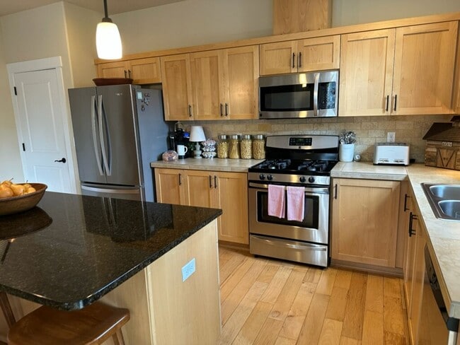 Building Photo - Beautiful 4 Bedroom Home Great Location
