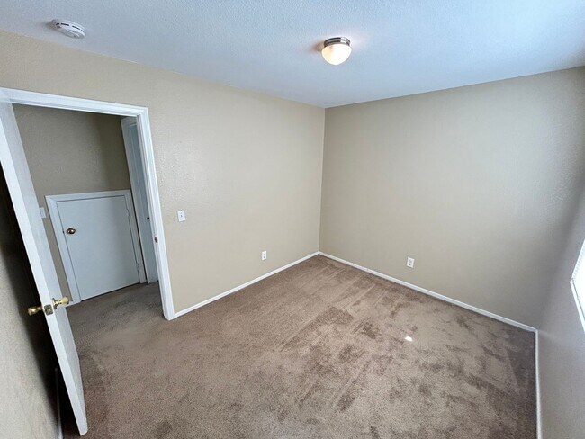 Building Photo - Gorgeous 4-bedroom home with a pool!