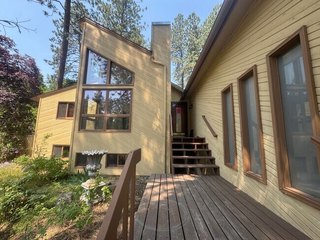 Primary Photo - Charming 3 Bed, 3 Bath Home in Spokane Val...