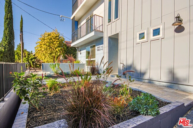 Building Photo - 10803 Kling St