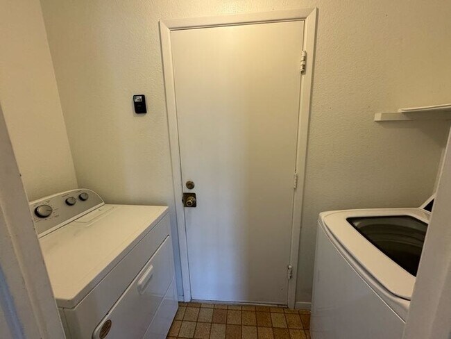 Building Photo - Glendale 4br With Pool