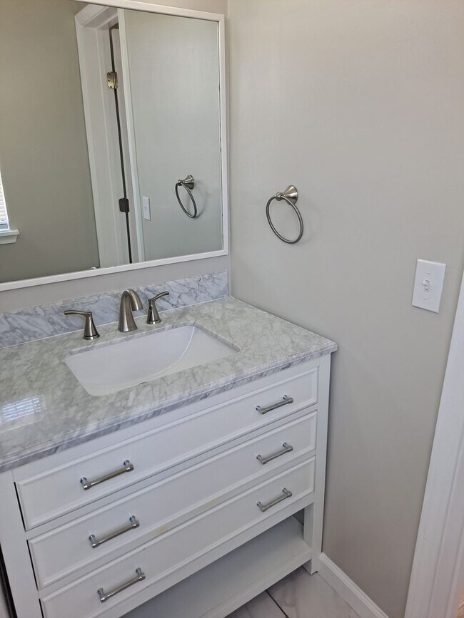 Building Photo - 2 bedroom 2 bath condo $1,150.00 water included