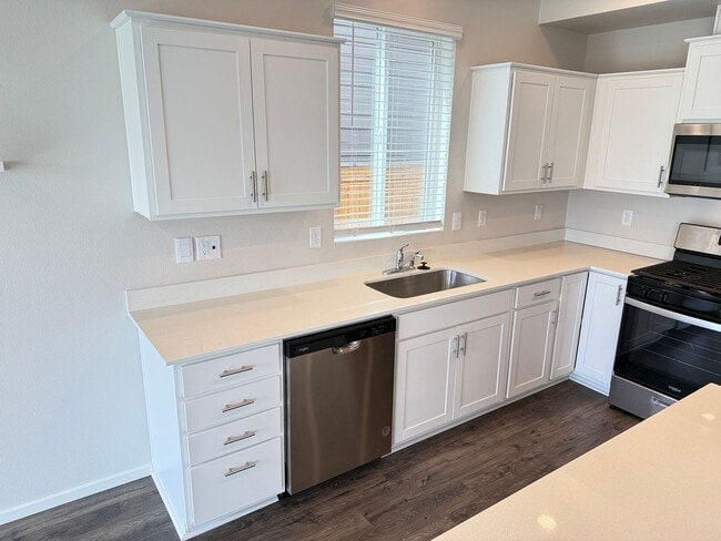 Building Photo - Newer 3 bedroom 2.5 bathroom house!