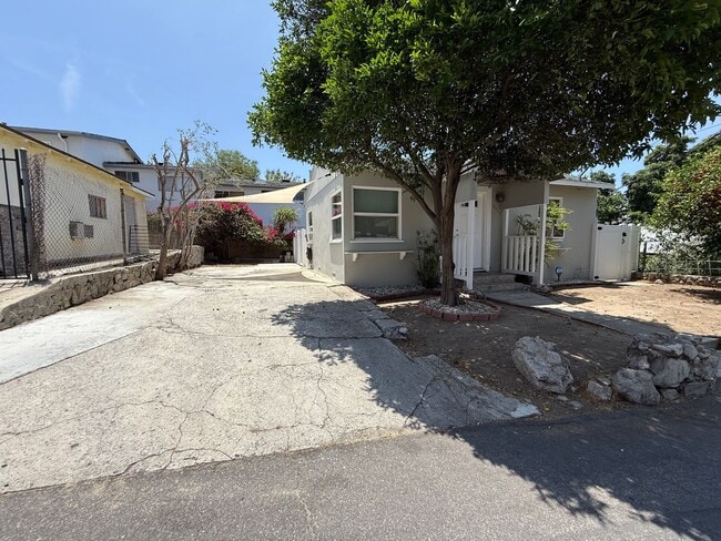 Building Photo - Remodeled Tujunga House